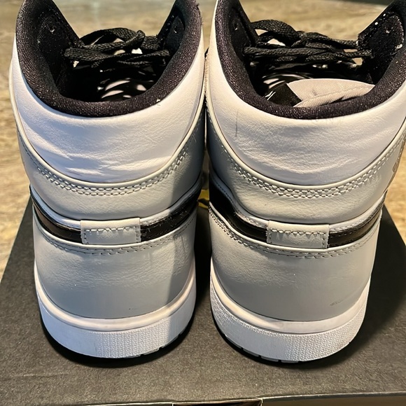 NIKE AIR JORDAN 1 Mid boys/men sneakers EUC. Size 10.5 black/white/grey - Picture 6 of 6